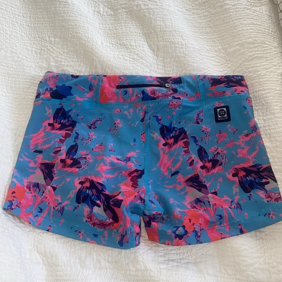 Jolyn Skyler Dryland shorts in Vance floral print - Picture 3 of 3